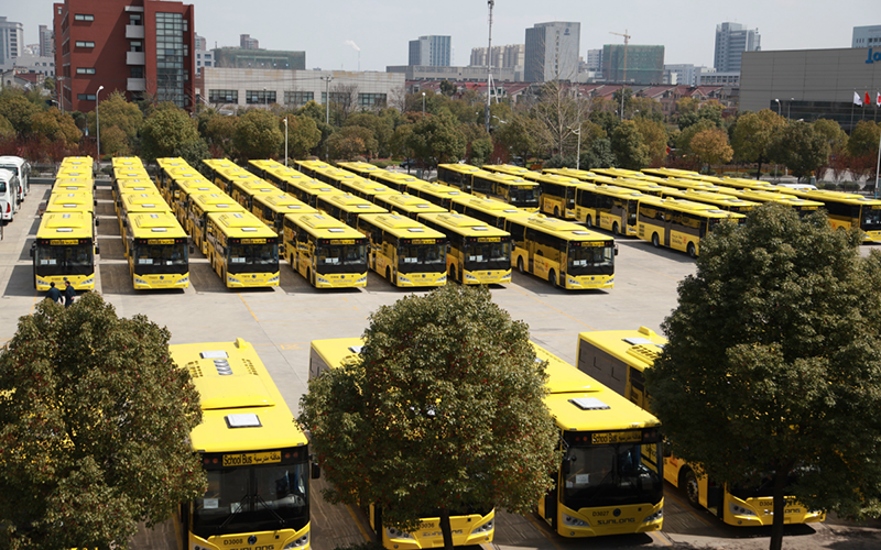 2015年，120臺(tái)SLK6109校車(chē)在申龍工廠(chǎng)整裝待發(fā)沙特市場(chǎng)。