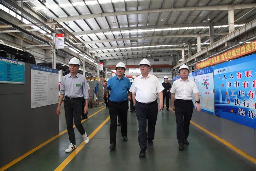 2021年6月7日山東省菏澤市人大常委會主任、黨組書記尹玉明、菏澤市政府副市長曹升靈等一行蒞臨上海申龍考察調(diào)研