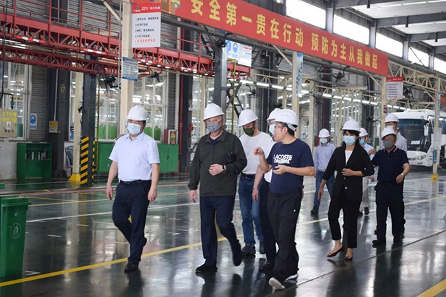 南寧市委常委、常務副市長、市委秘書長劉勝友一行到廣西申龍汽車制造有限公司考察調研指導工作